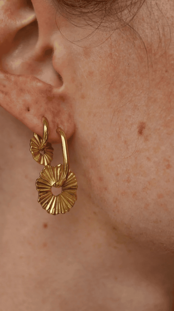 Pendientes aro festoneados en tono suave – imagen 7