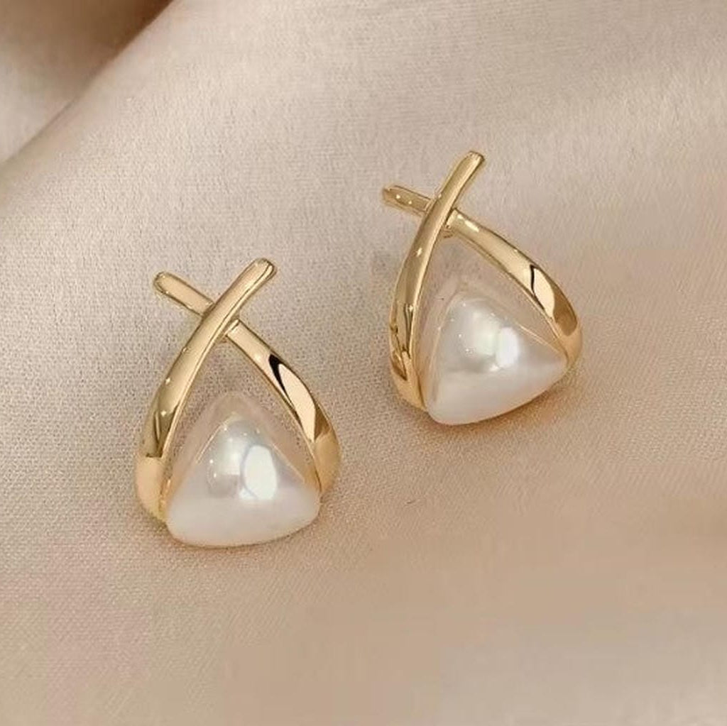 Pendientes vintage con cruz, triángulo y perla colgante – imagen 2