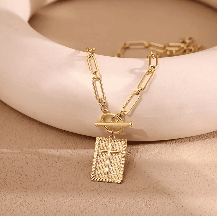 Collar elegante con colgante de cruz única