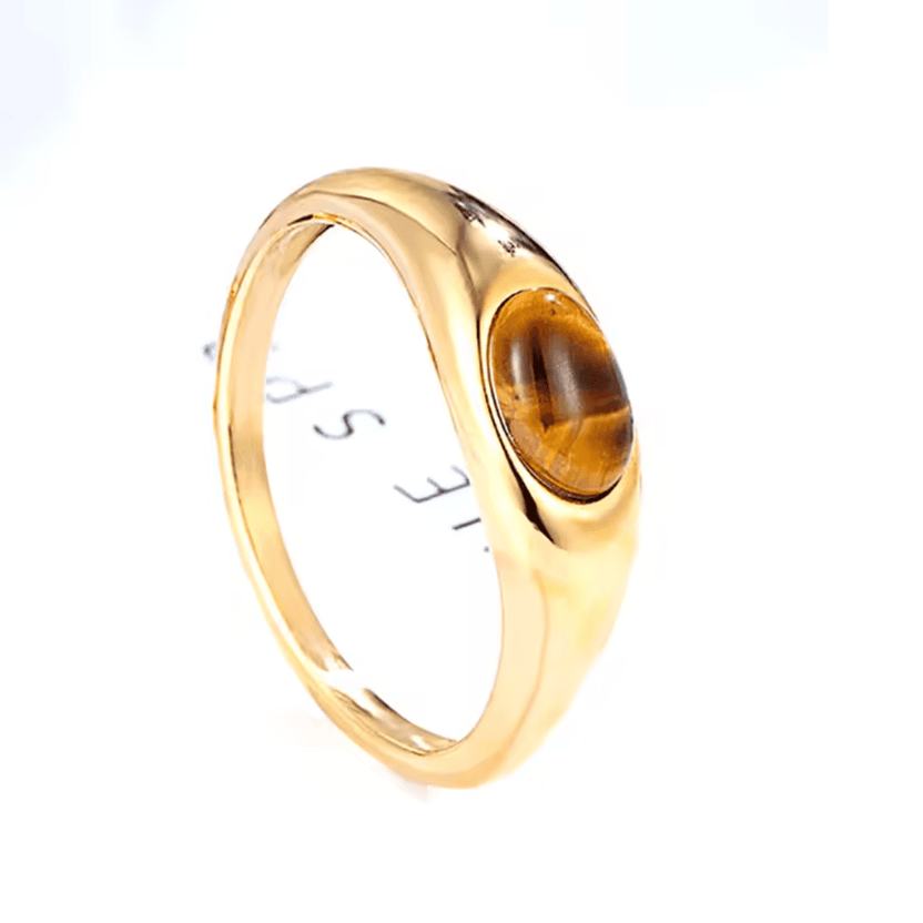 Anillo fino de ámbar con cabujón dorado
