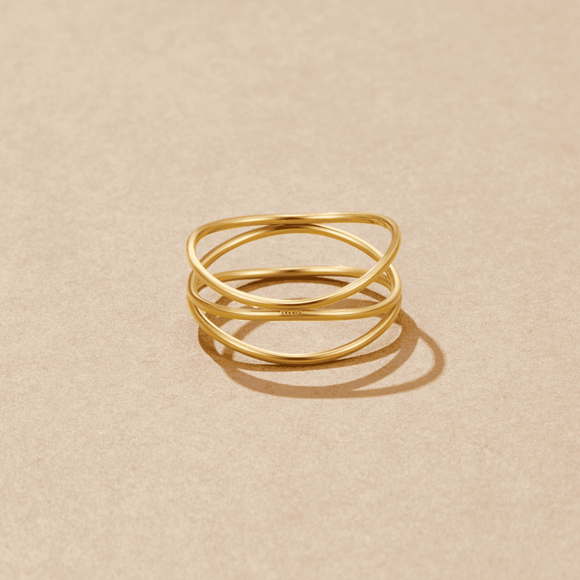 Anillo dorado con bucle infinito