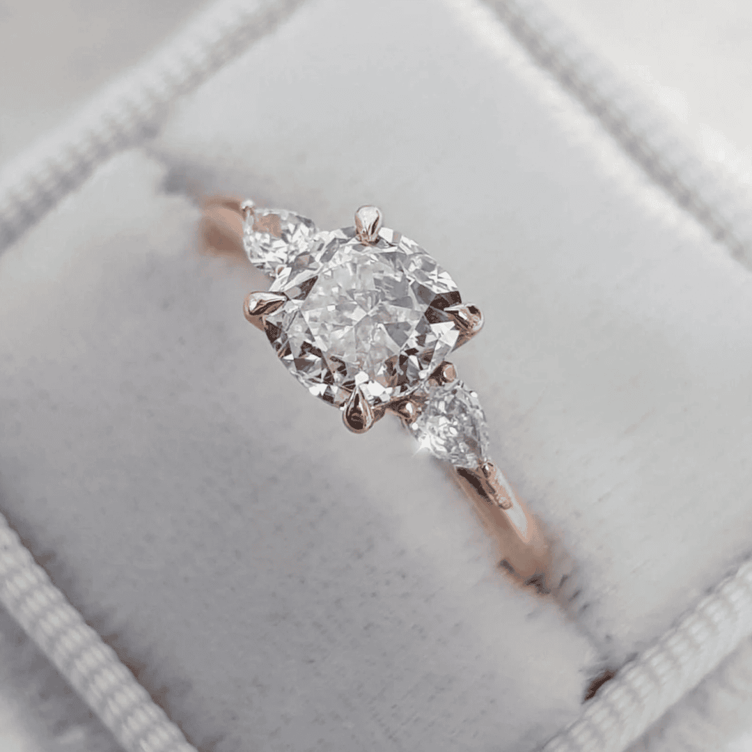 Anillo con cristal de corte cojín y acento en pera – imagen 3