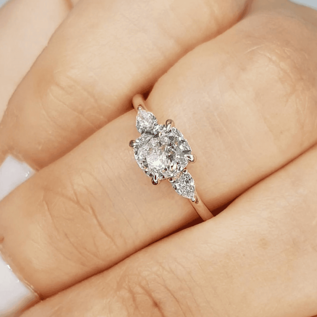 Anillo con cristal de corte cojín y acento en pera – imagen 2