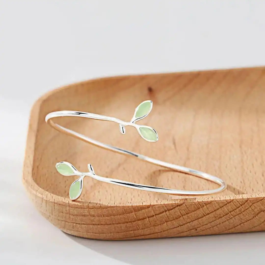 Brazalete de plata con ópalo y hoja atemporal – imagen 3