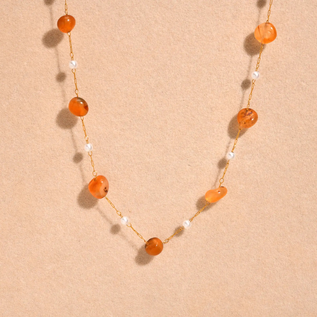 Collar bohemio de perlas con cadena – imagen 4