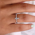 Anillo de circonita con cruz, deslumbrante y chic – imagen 2