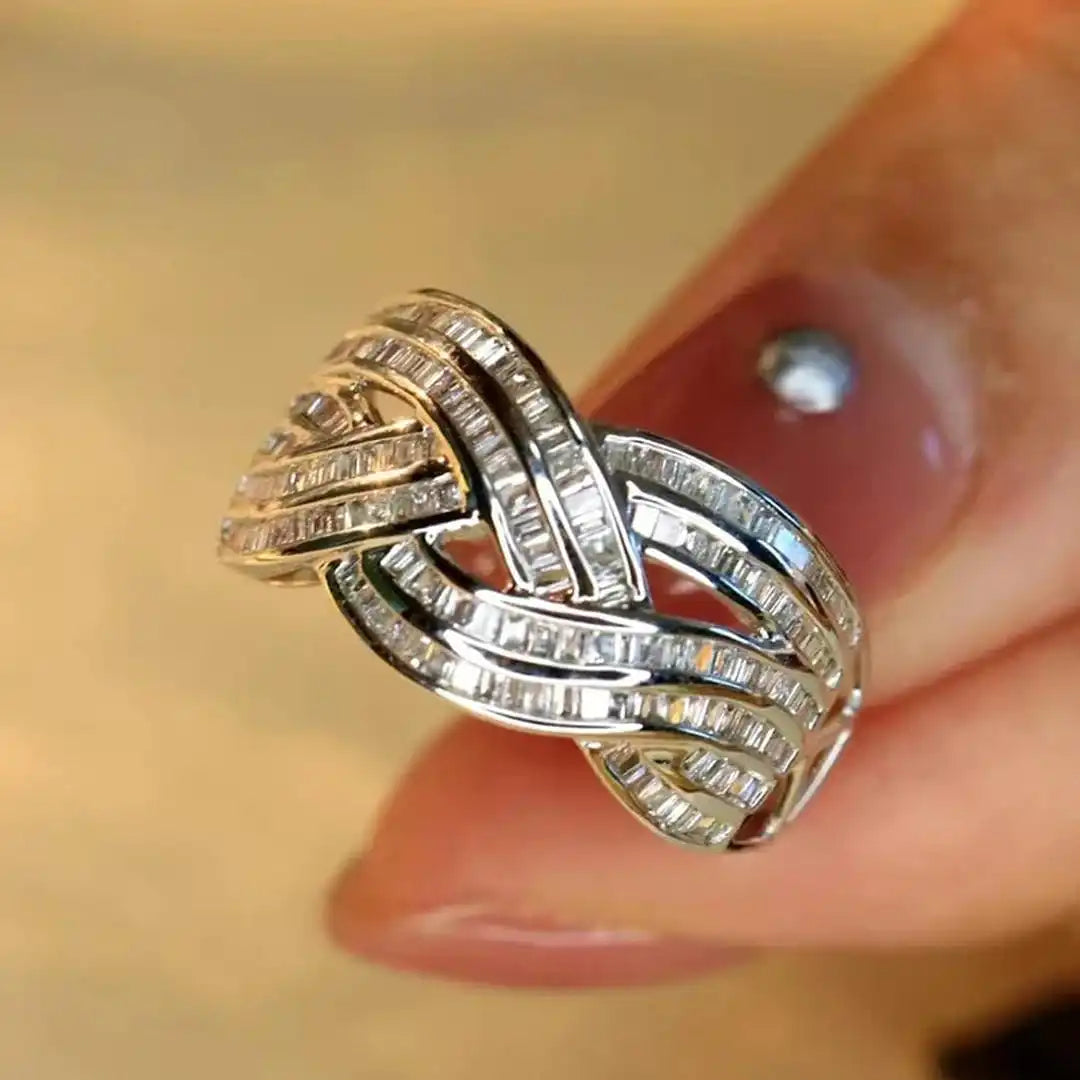 Anillo de circonita en cruz ondulada