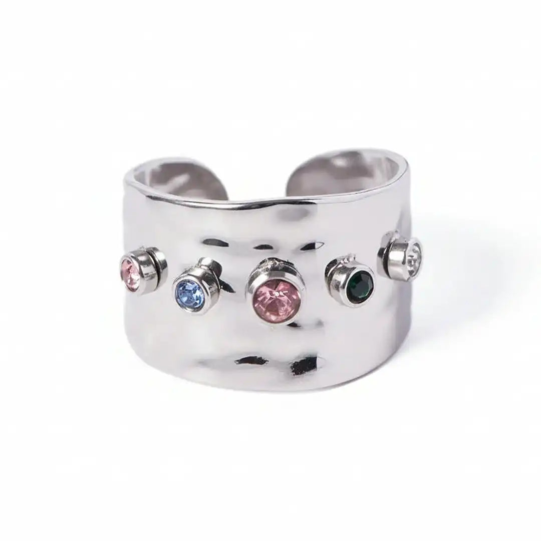 Anillo ajustable martillado ancho con cristales arcoíris – imagen 5