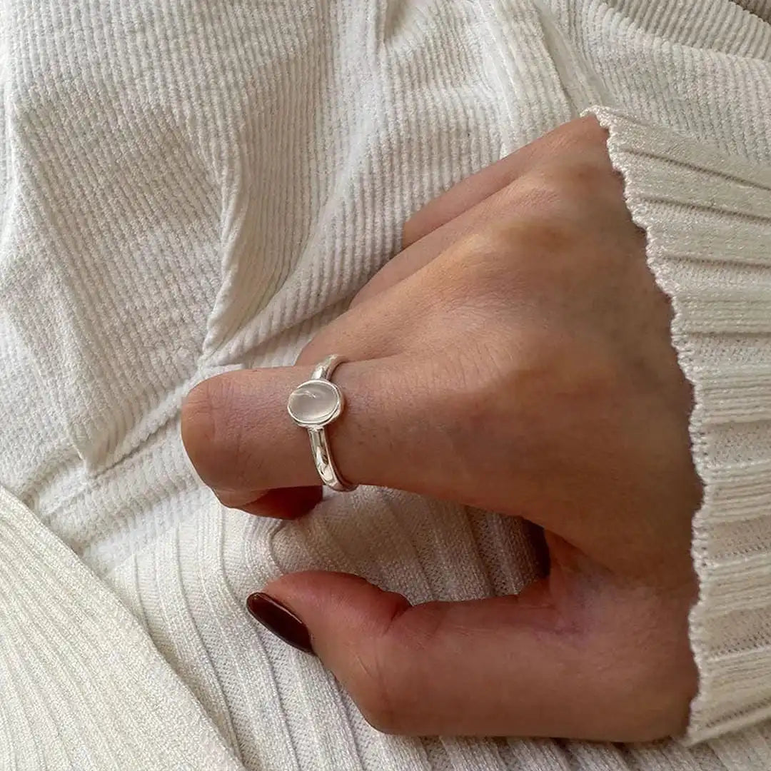 Anillo minimalista de plata con piedra de luna ovalada – imagen 3