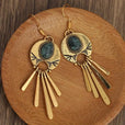 Pendientes boho dorados con disco y flecos – imagen 2