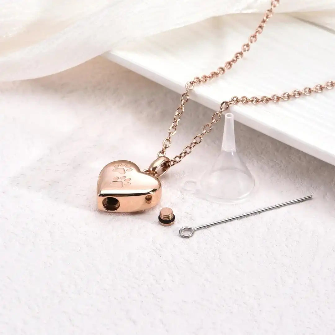 Collar urna conmemorativo para mascotas con colgante de corazón y huellas grabadas – imagen 4