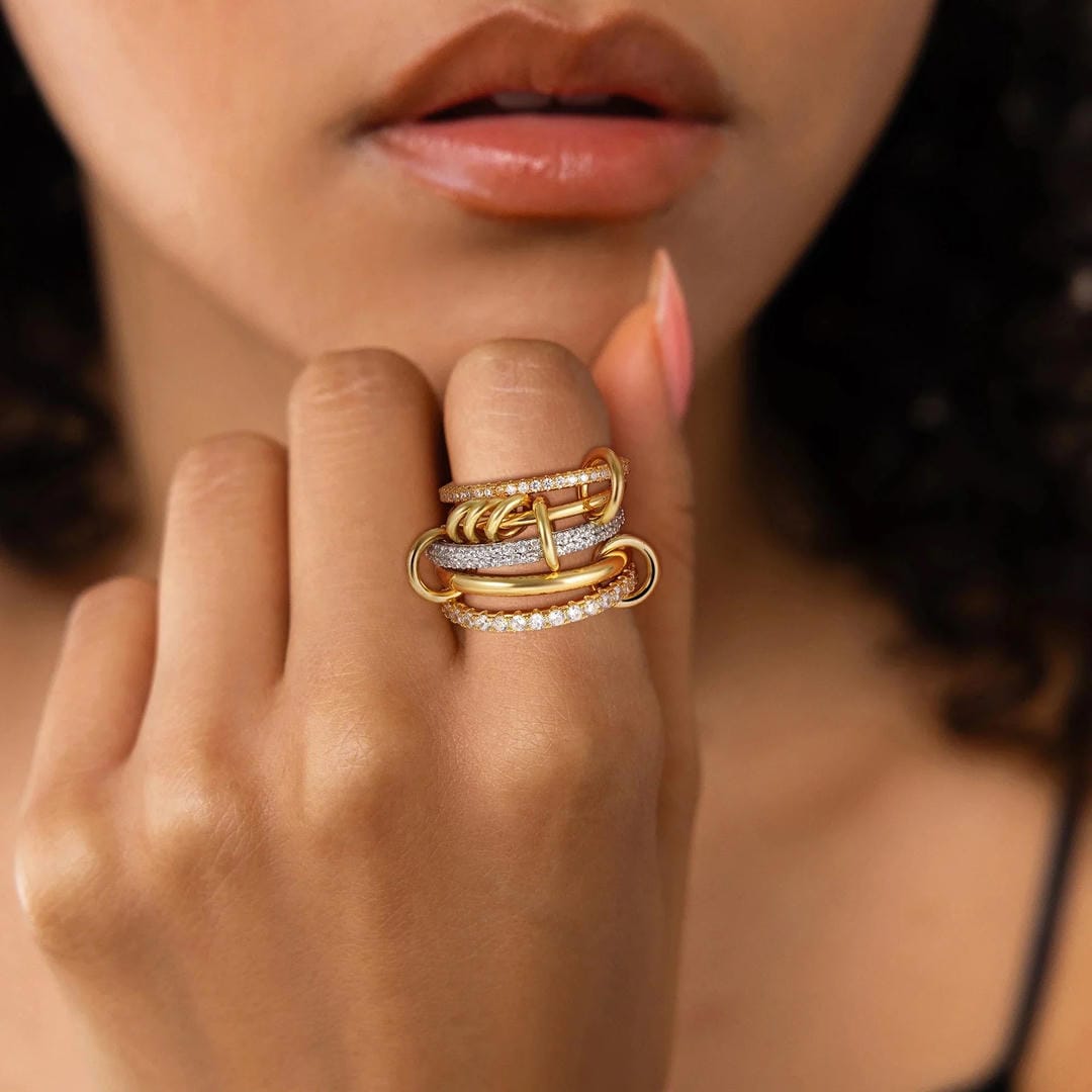 Elegante anillo de cristales apilados – imagen 4