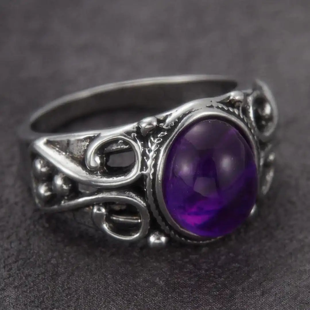 Anillo clásico de plata con óvalo morado y voluta – imagen 2