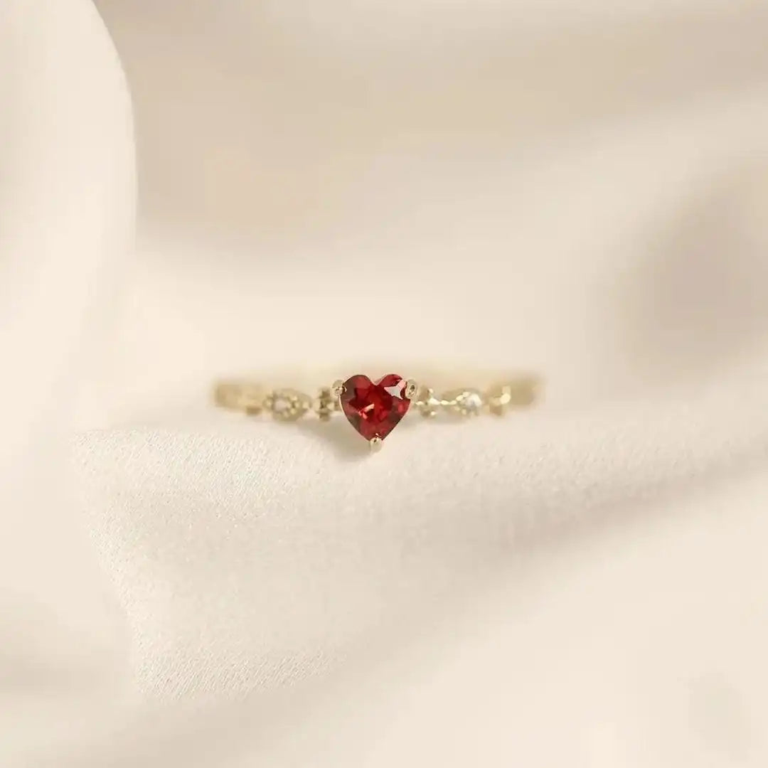Anillo de banda con acentos marquise y piedra Heartstone