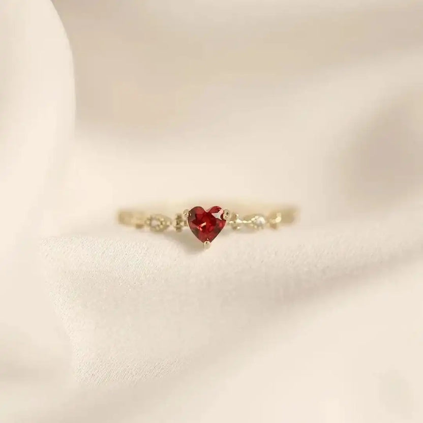 Anillo de banda con acentos marquise y piedra Heartstone