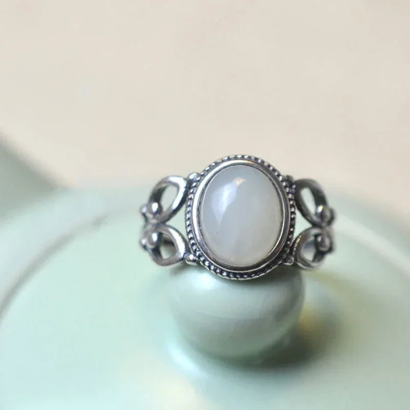 Anillo de plata artesanal de jade blanco