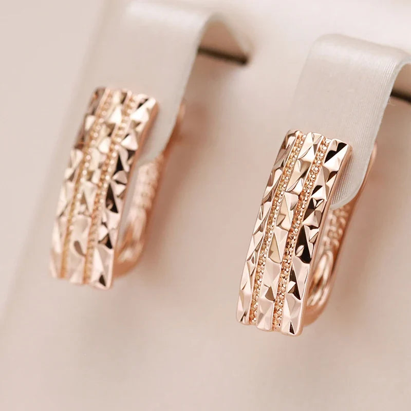 Pendientes creativos huecos brillantes