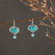 Pendientes minimalistas de flor plateada – imagen 3
