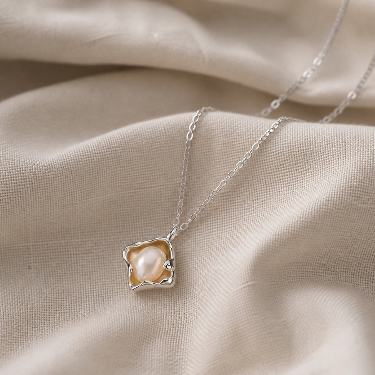 Collar con colgante de concha y perla