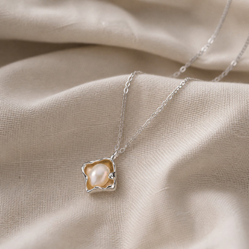 Collar con colgante de concha y perla