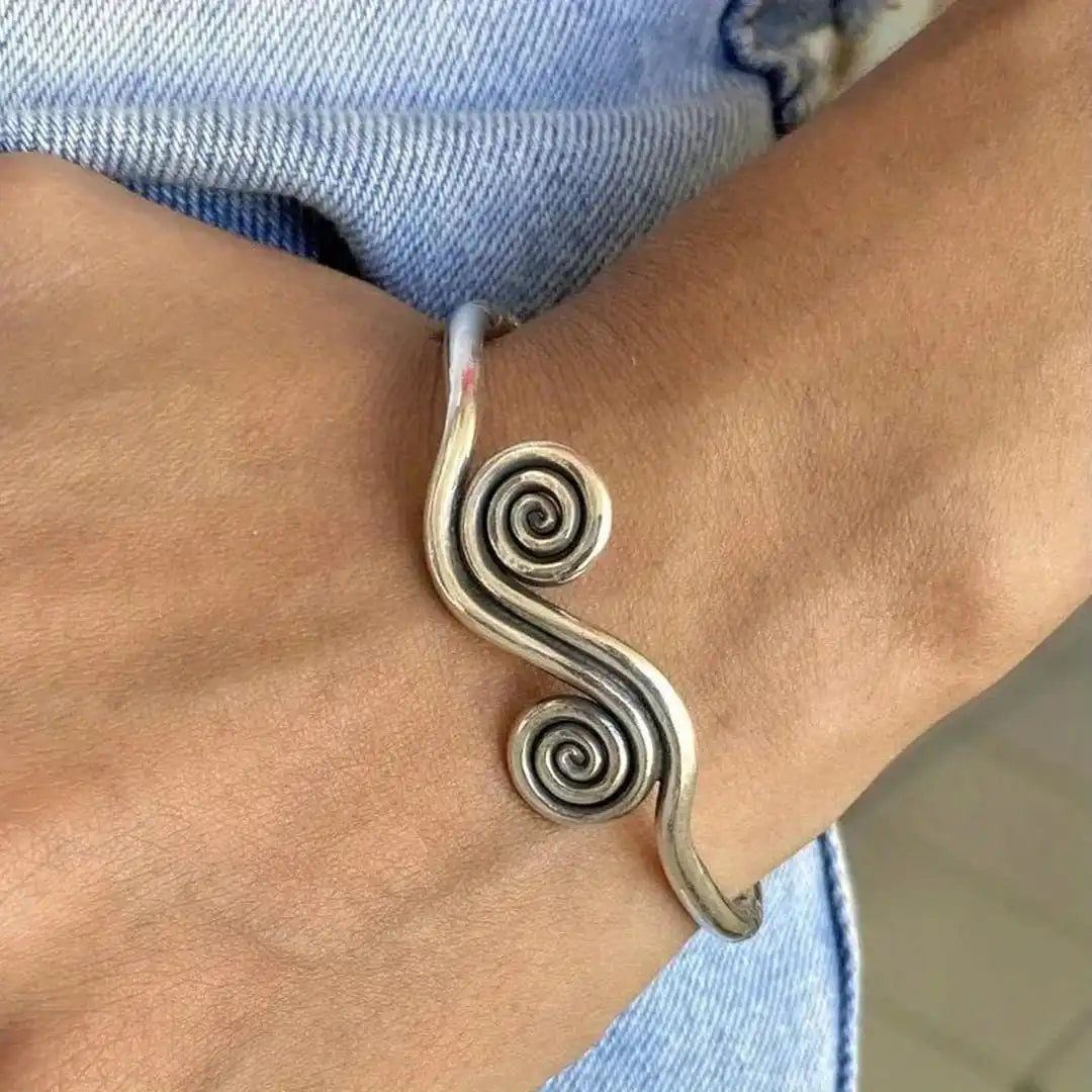 Pulsera brazalete clásica de doble espiral plateada