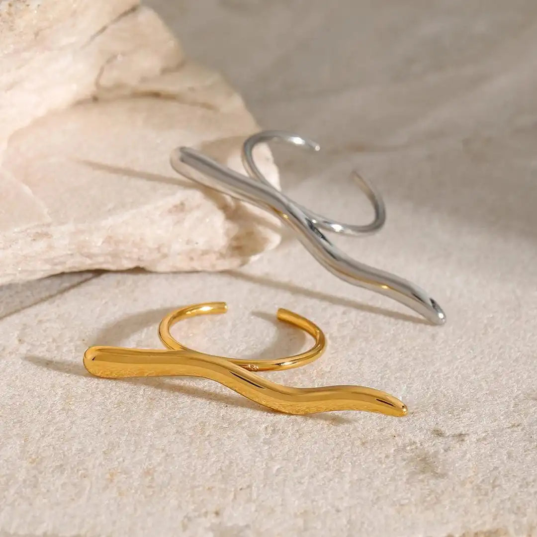 Anillo minimalista de rama dorada – imagen 2
