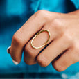 Anillo geométrico refinado con forma ovalada hueca