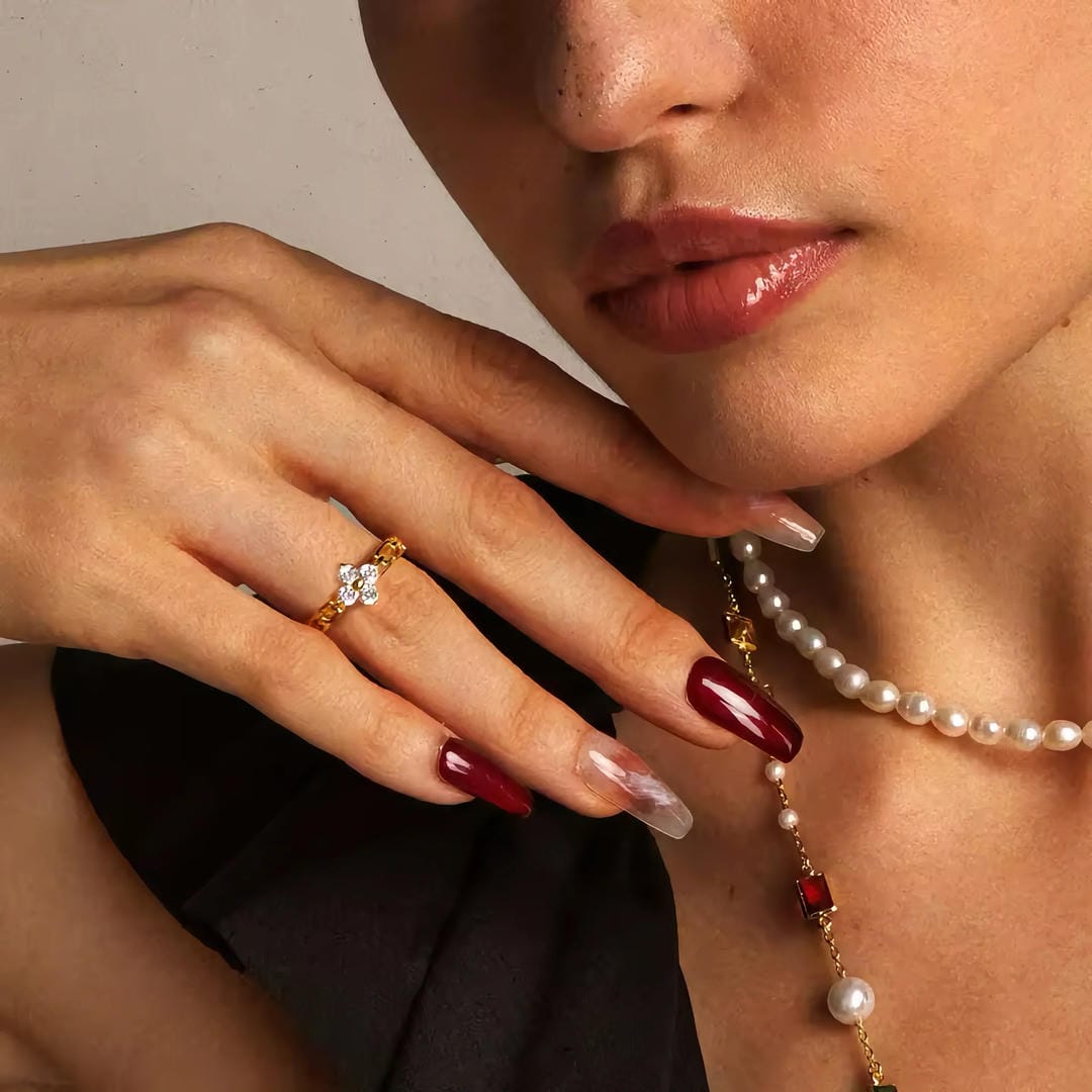 Anillo floral radiante con cristales – imagen 4