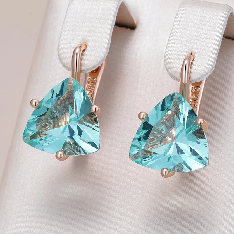 Pendientes largos prestigiosos de circonita triangular