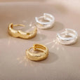 Pendientes de aro dorados escultóricos atemporales – imagen 3