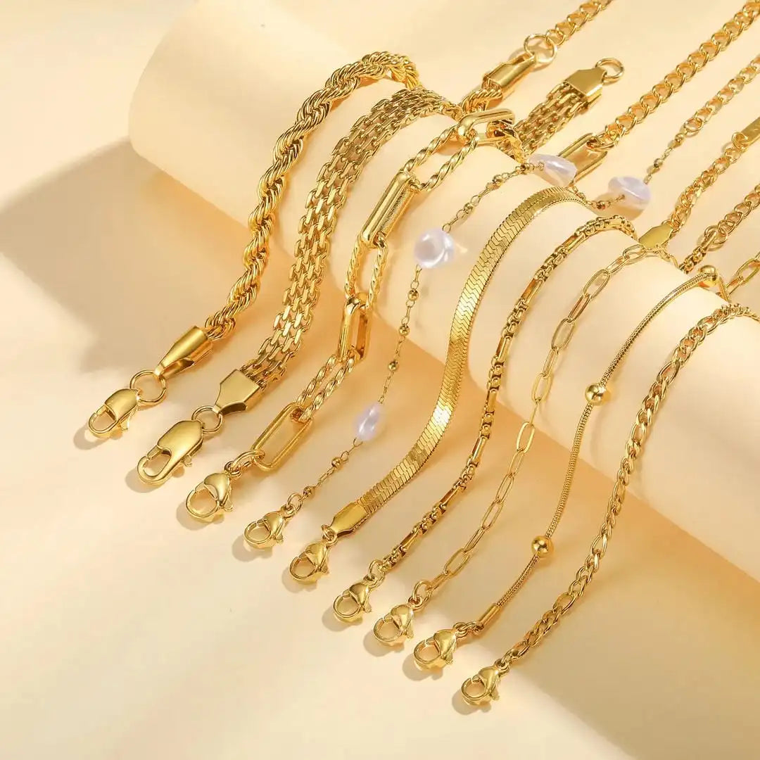 Set de pulseras apilables doradas con perlas – imagen 4