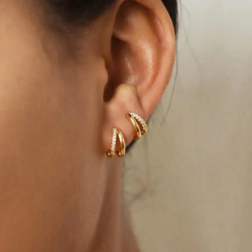 Pendientes de aro atemporales de oro con circonitas
