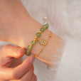 Pulsera de cuentas de jade con charm de hoja – imagen 2