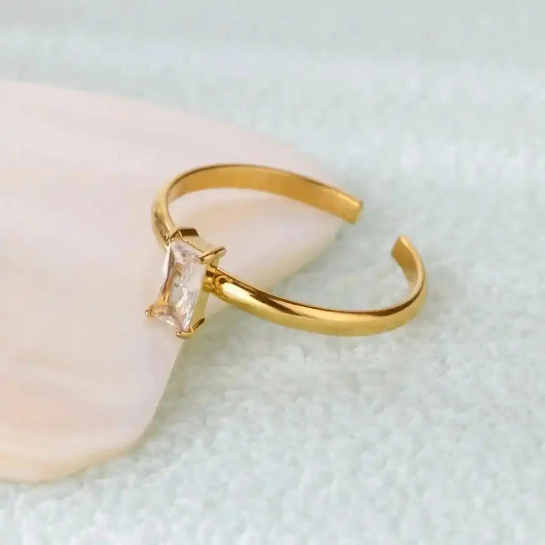 Anillo dorado delicado ajustable con gema de colores – imagen 2