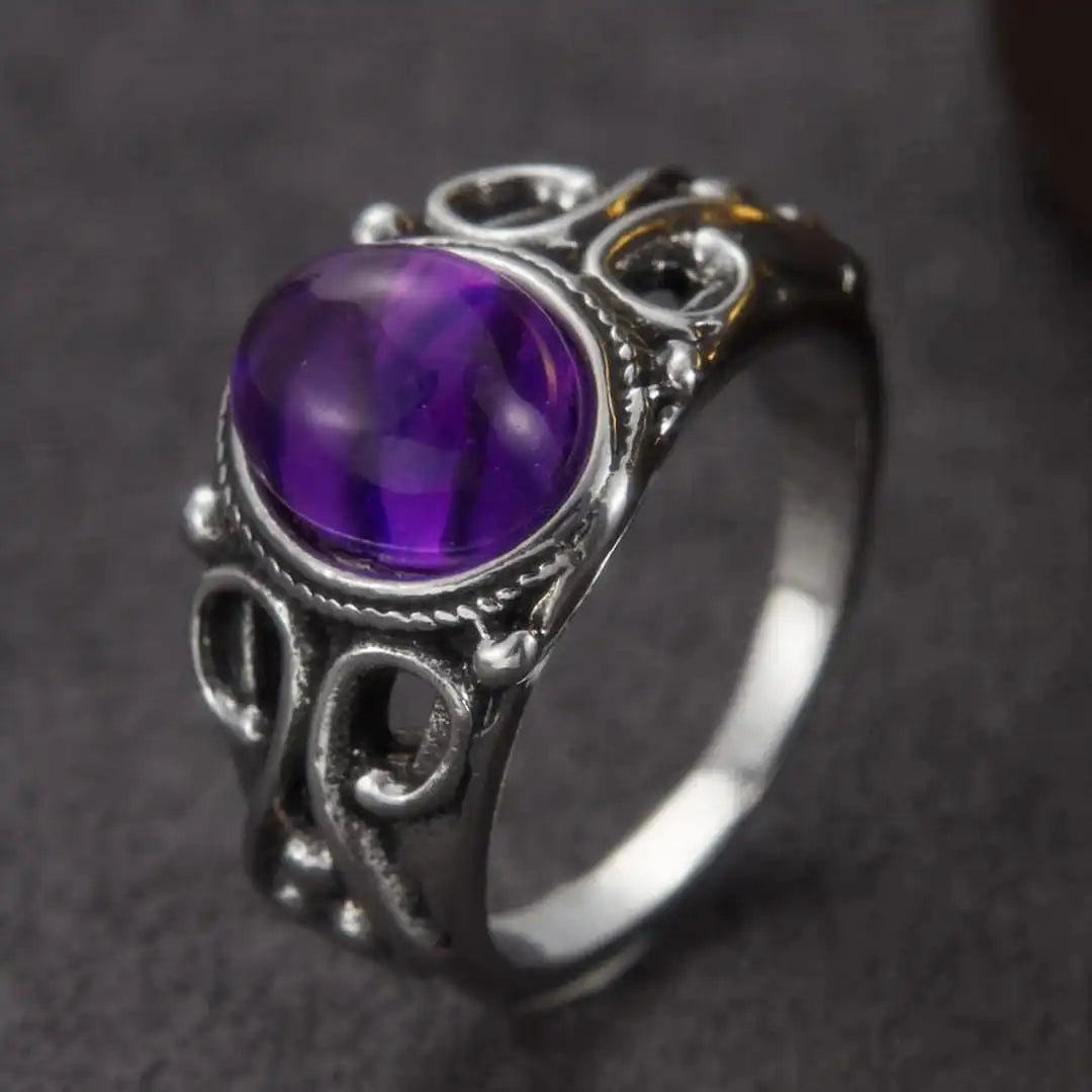 Anillo clásico de plata con óvalo morado y voluta