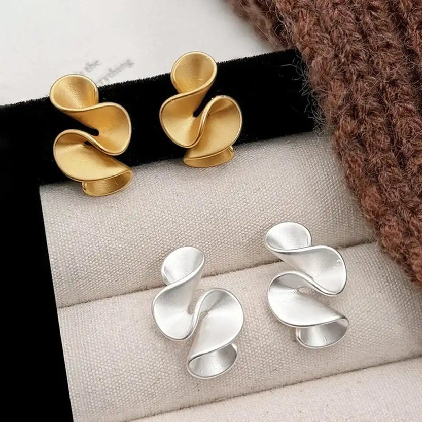 Pendientes de plata de ley dorados con flor