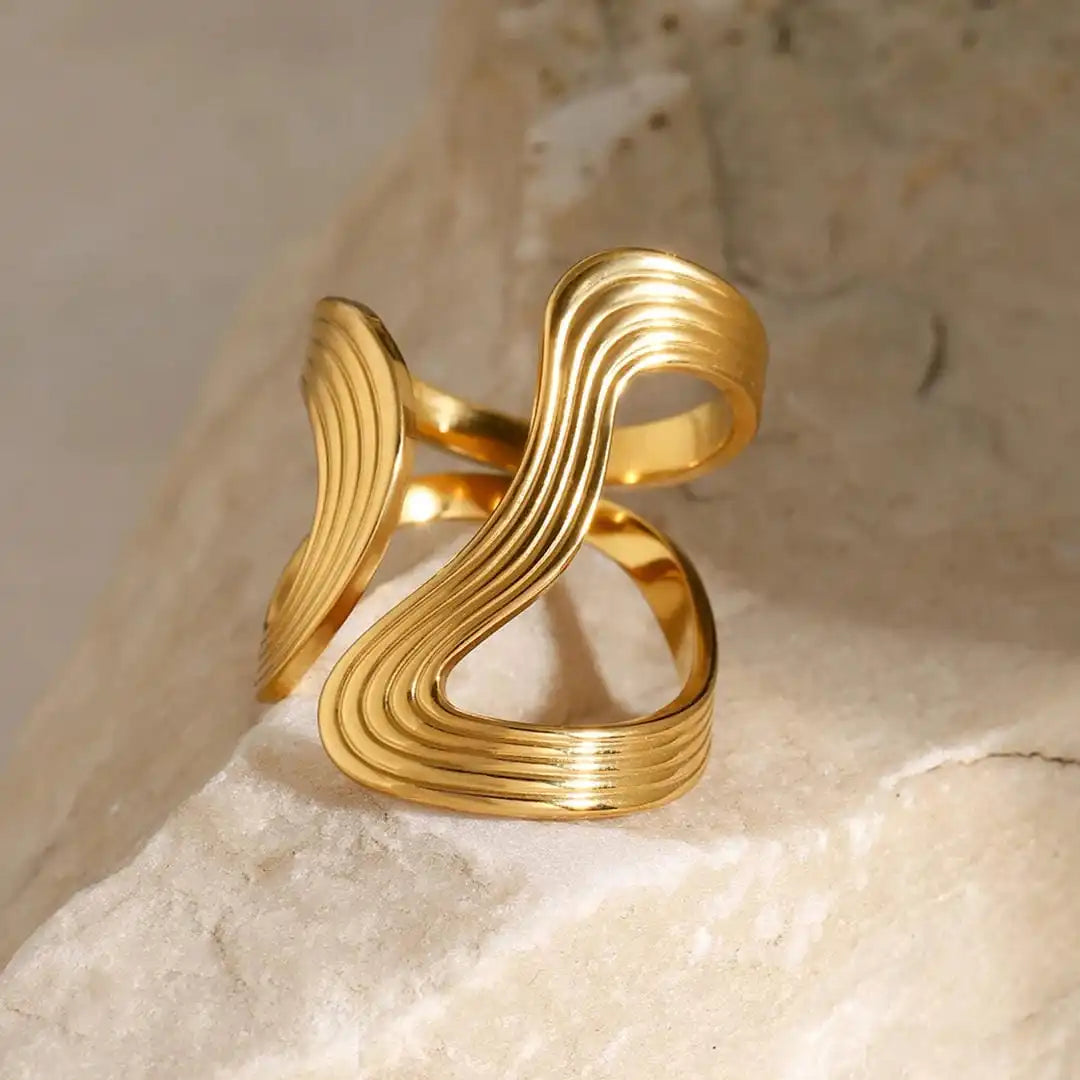 Anillo exquisito de oro con cuentas