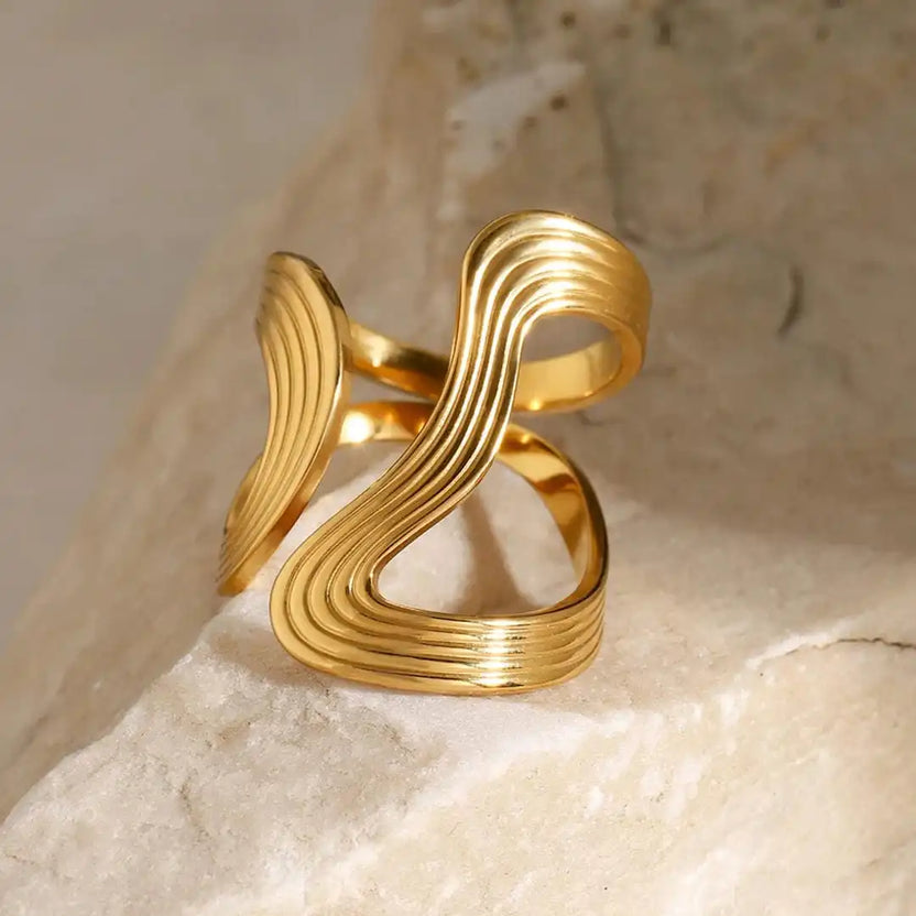 Anillo exquisito de oro con cuentas