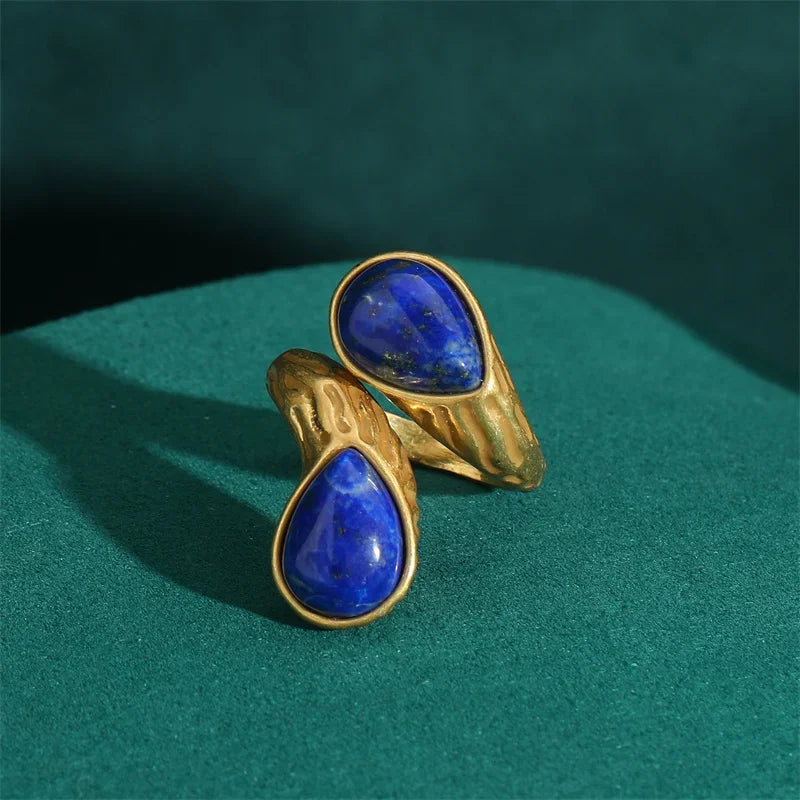 Anillo dorado con nudo de gota esculpido – imagen 2