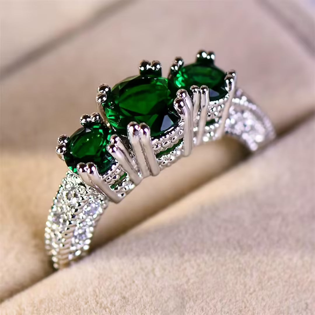 Anillo de esmeralda con toque escultórico