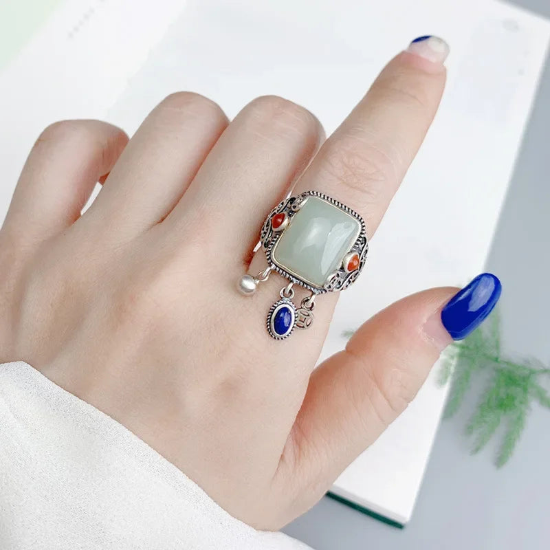 Anillo vintage de jade Hotan con borlas – imagen 3