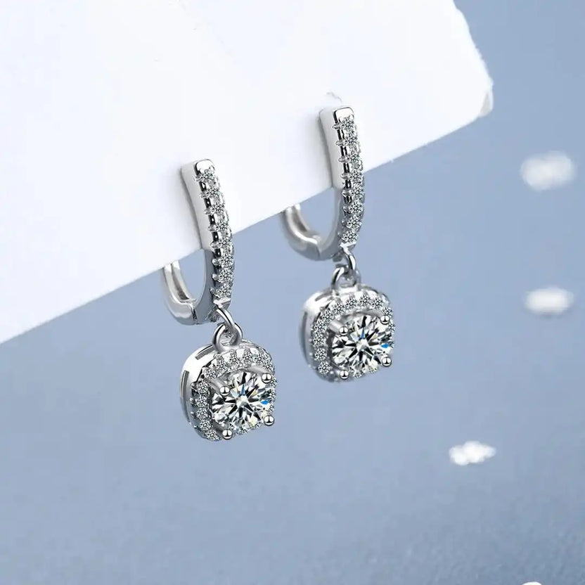 Pendientes clásicos de oro blanco con piedra