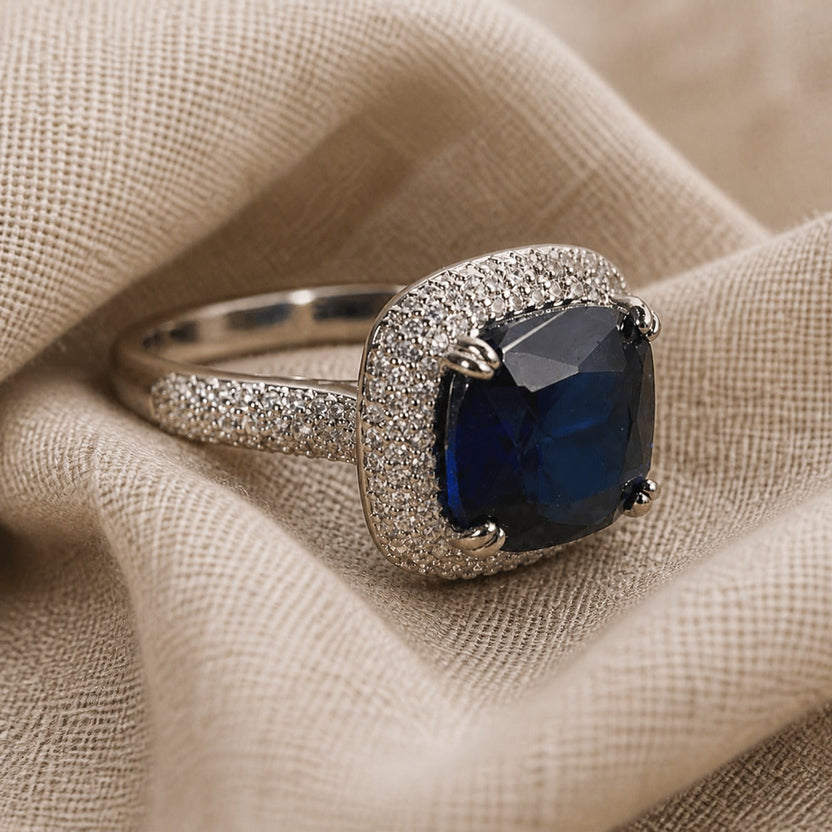 Anillo de plata con zafiros brillantes