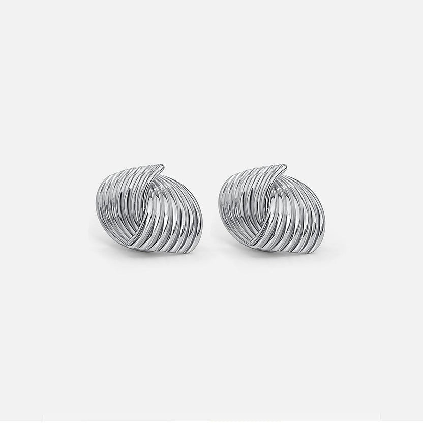 Pendientes modernos de plata con diseño retorcido