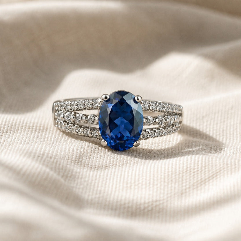 Anillo de plata con circonita y aro dividido