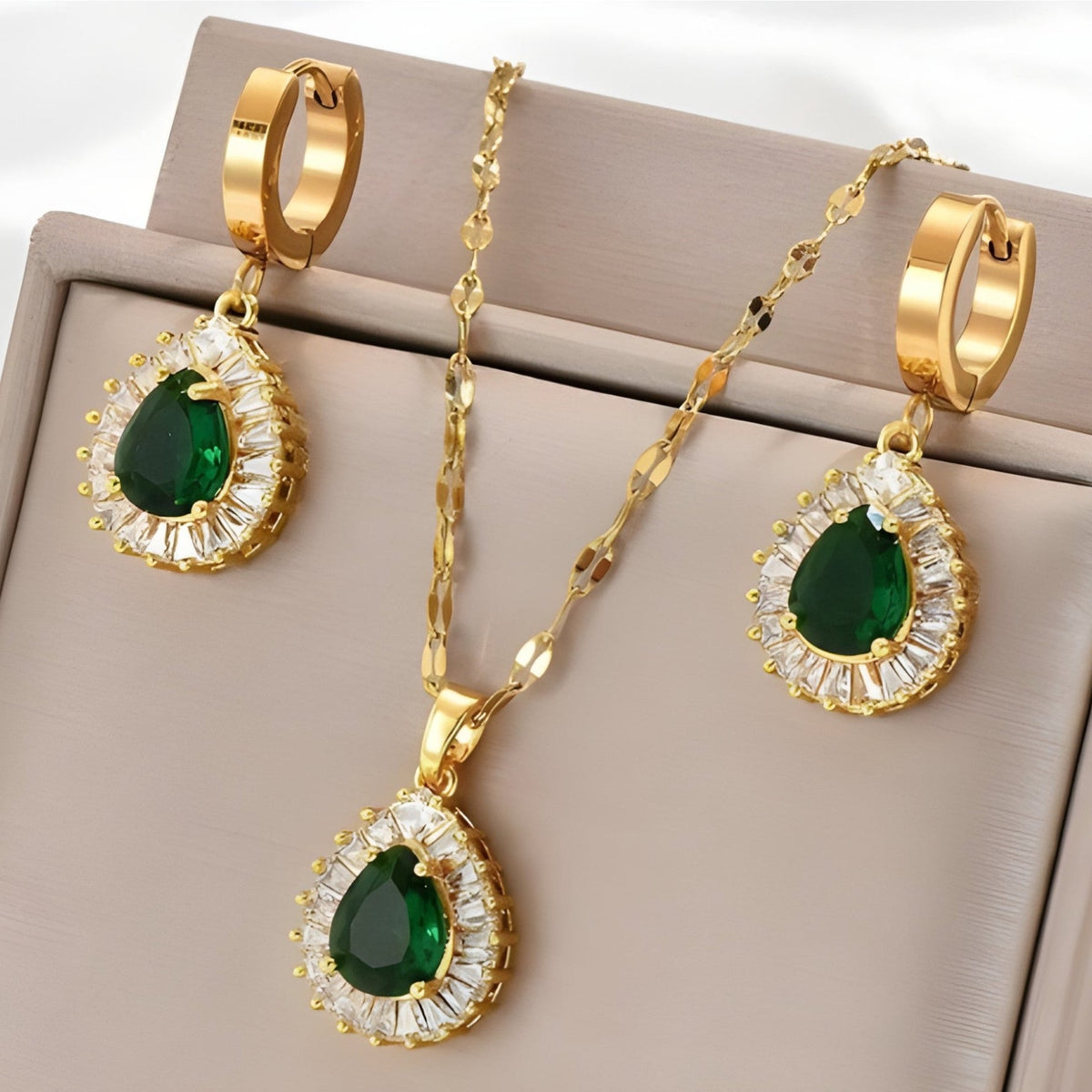 Conjunto Thalienne Aurevelle en forma de lágrima — Carmen, Lucía & Rocío