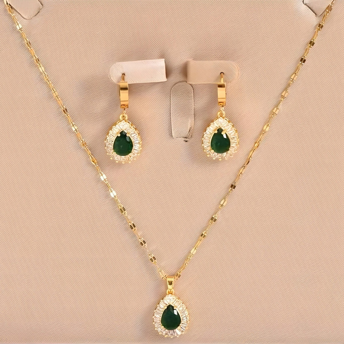 Conjunto Thalienne Aurevelle en forma de lágrima — Carmen, Lucía & Rocío
