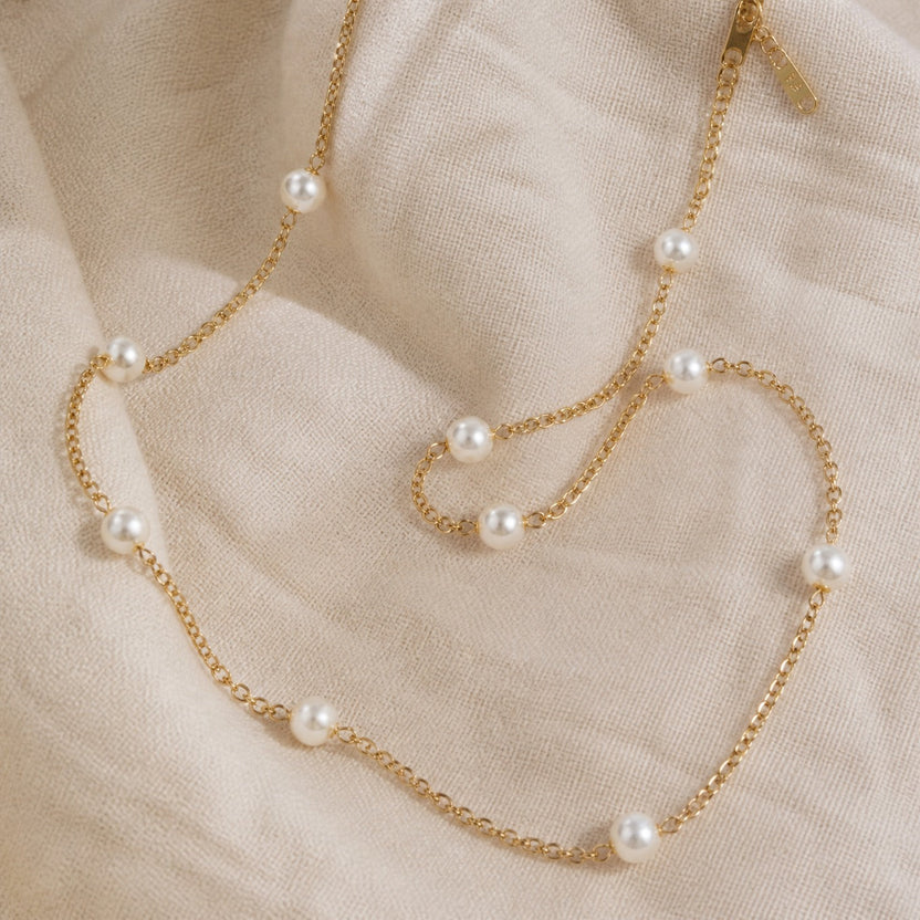 Collar de perlas doradas atemporal