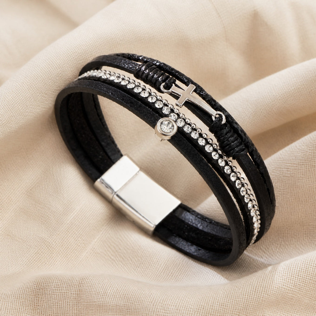 Pulsera atemporal de perlas en capas