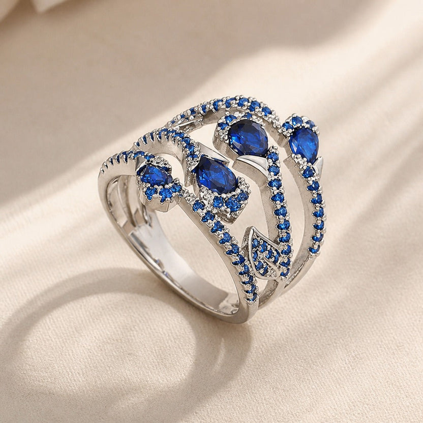 Anillo atemporal de cristal azul